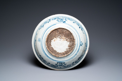 Trois plats en porcelaine de Chine dite 'de Swatow', Ming