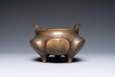 Een Chinese bronzen wierookbrander op lotusvoet, Xuande merk, 19e eeuw