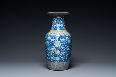 Een Chinese famille rose 'bajixiang' vaas met blauwe fondkleur, 19e eeuw