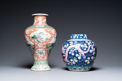Un vase en porcelaine de Chine famille verte et un pot couvert en famille rose, 19/20&egrave;me