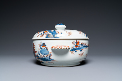 Une terrine couverte de forme ronde en porcelaine de Chine de style Imari, Qianlong