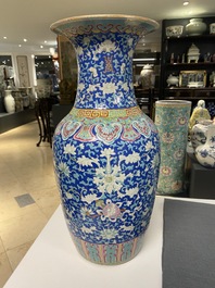 Un vase en porcelaine de Chine famille rose &agrave; fond bleu &agrave; d&eacute;cor 'bajixiang', 19&egrave;me