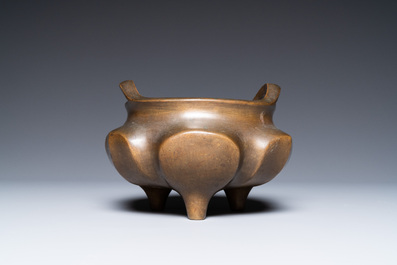 Un br&ucirc;le-parfum en bronze sur socle en forme de lotus, marque de Xuande, Chine, 19&egrave;me