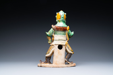Een Chinese sancai-geglazuurde daktegel in de vorm van een krijger, Ming
