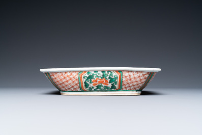 Un grand bol et une coupe rectangulaire en porcelaine de Chine wucai, Kangxi et/ou apr&egrave;s