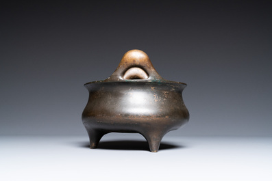 Un br&ucirc;le-parfum tripod en bronze sur support en forme de lotus, marque Yan Gu Tang, R&eacute;publique