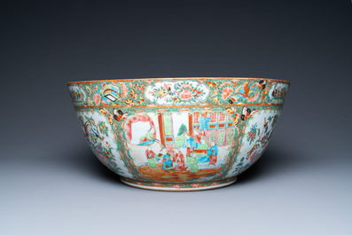 An impressive Chinese Canton famille rose bowl, 19th C.