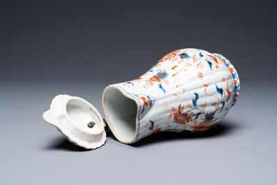 Trois th&eacute;i&egrave;res, une verseuse couverte et un bol couvert en porcelaine de Chine de style Imari, Kangxi