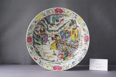 Un grand plat en porcelaine de Chine famille rose &agrave; d&eacute;cor d'une chasse aux cerfs, Yongzheng
