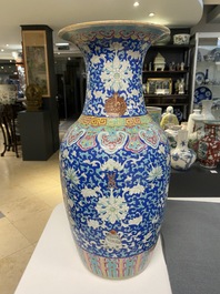 Un vase en porcelaine de Chine famille rose &agrave; fond bleu &agrave; d&eacute;cor 'bajixiang', 19&egrave;me