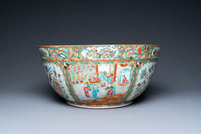 An impressive Chinese Canton famille rose bowl, 19th C.