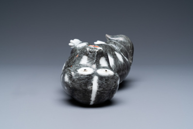 Un mod&egrave;le d'un &eacute;pagneul en porcelaine de Chine en grisaille, rouge de fer et dor&eacute;, Qianlong
