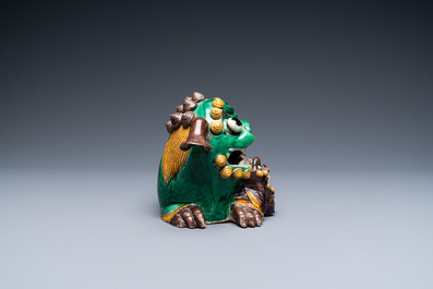 Un lion bouddhiste en biscuit &eacute;maill&eacute; vert, Kangxi