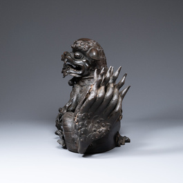 Un grand br&ucirc;le-parfum en bronze en forme de lion bouddhiste, Chine, Ming