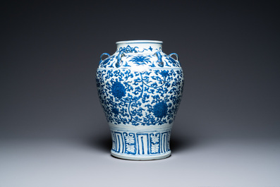 Un vase &agrave; six anses en porcelaine de Chine en bleu et blanc &agrave; d&eacute;cor de rinceaux de lotus, Wanli