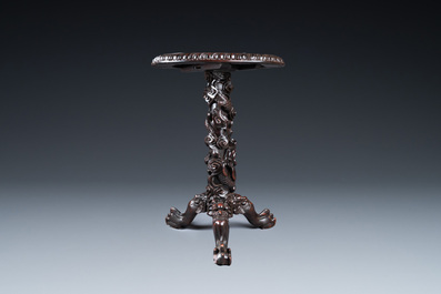 Un table en bois sculpt&eacute; incrust&eacute; d'une plaque en porcelaine de Chine famille rose de Canton, 19&egrave;me