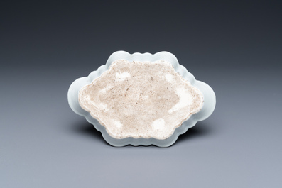 Un support de cuill&egrave;res en porcelaine de Chine famille rose &agrave; d&eacute;cor de l'immortelle Magu, Yongzheng