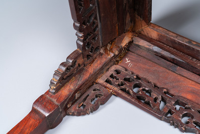 Un table de forme rectangulaire en bois sculpt&eacute;, Chine, 19&egrave;me