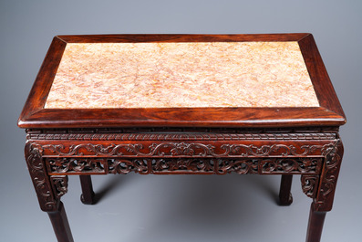 Een Chinese rechthoekige gesculpteerde houten tafel met marmeren tablet, 19e eeuw