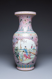 Un grand vase en porcelaine de Chine famille rose &agrave; d&eacute;cor de femmes dans un jardin, R&eacute;publique