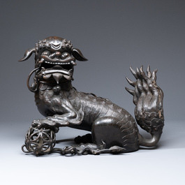 Un grand br&ucirc;le-parfum en bronze en forme de lion bouddhiste, Chine, Ming