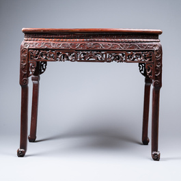 Een Chinese rechthoekige gesculpteerde houten tafel met marmeren tablet, 19e eeuw