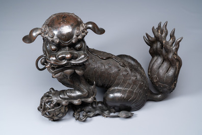 Un grand br&ucirc;le-parfum en bronze en forme de lion bouddhiste, Chine, Ming