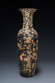 Un tr&egrave;s grand vase en porcelaine de Chine famille noire &agrave; d&eacute;cor de fleurs de prunus, marque de Kangx, 19&egrave;me