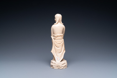 Een Chinese monochrome sculptuur van Adam in zacht porselein, Kangxi