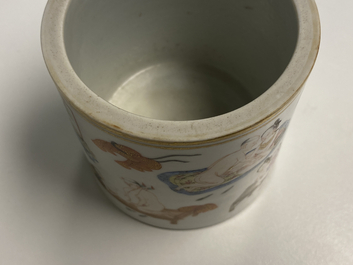 Un pot &agrave; pinceaux en porcelaine de Chine famille rose &agrave; sujet &eacute;rotique, 1&egrave;re moiti&eacute; du 19&egrave;me