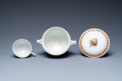 Un bol couvert et une tasse en porcelaine de Chine &agrave; d&eacute;cor d'un m&eacute;daillon au paysage, Qianlong/Jiaqing