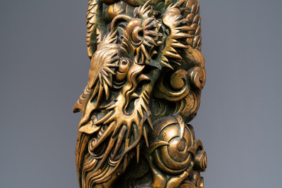 Un grand socle en bois sculpt&eacute; et dor&eacute; figurant un dragon, Chine, 19&egrave;me