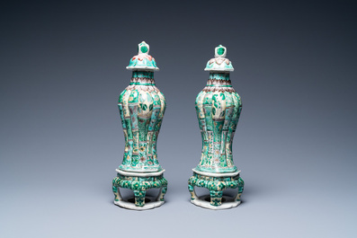 Une paire de vases couverts sur socles en biscuit &eacute;maill&eacute; vert, Chine, Kangxi