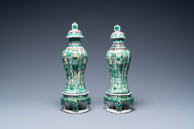 Une paire de vases couverts sur socles en biscuit &eacute;maill&eacute; vert, Chine, Kangxi
