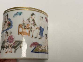 Un pot &agrave; pinceaux en porcelaine de Chine famille rose &agrave; sujet &eacute;rotique, 1&egrave;re moiti&eacute; du 19&egrave;me