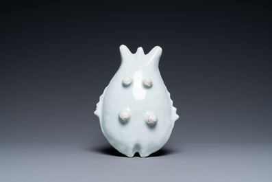 Une coupe en forme de deux poissons en porcelaine de Chine en bleu et blanc de type ko-sometsuke pour le march&eacute; japonais, Tianqi