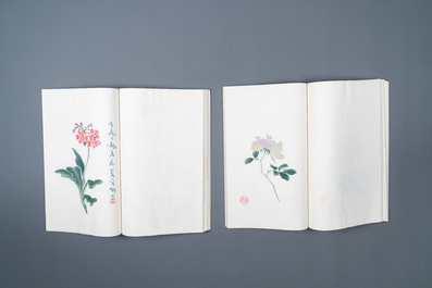 Une bo&icirc;te contenant deux albums de 120 estampes, dont 44 d'apr&egrave;s Qi Baishi, studio Rong Bao Zhai, P&eacute;kin, 1953