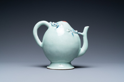 Une th&eacute;i&egrave;re 'cadogan' en forme de p&ecirc;che en porcelaine de Chine en rouge de cuivre et bleu sur fond c&eacute;ladon, 19&egrave;me