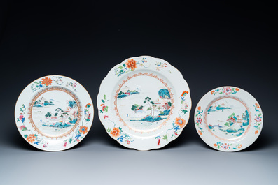 Seize plats en porcelaine de Chine famille rose &agrave; d&eacute;cor de paysages, Qianlong