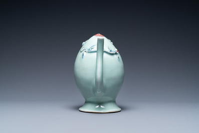 Een Chinese perzikvormige 'cadogan' theepot met reli&euml;fdecor in blauw en koperrood op celadon fond, 19e eeuw