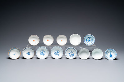 Trente-six soucoupes et trente-deux tasses en porcelaine de Chine, la plupart en bleu et blanc, Kangxi et apr&egrave;s