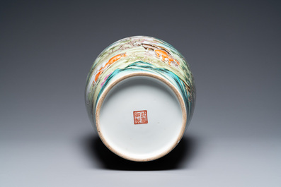 Un vase en porcelaine de Chine famille rose &agrave; d&eacute;cor des 'Huit chevaux de Mu Wang', marque de Hongxian, 20&egrave;me
