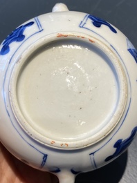 Une paire de th&eacute;i&egrave;res couvertes en porcelaine de Chine en bleu et blanc, Kangxi