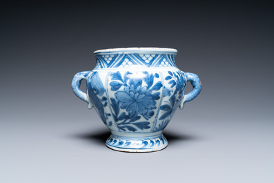Une jarre &agrave; deux anses sur piedouche en porcelaine de Chine en bleu et blanc de type kraak, Wanli