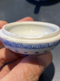 Une paire de th&eacute;i&egrave;res couvertes en porcelaine de Chine en bleu et blanc, Kangxi