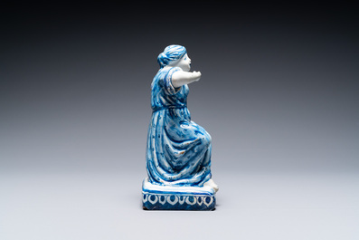 Une figure d'une dame assise en fa&iuml;ence de Delft en bleu et blanc, 18&egrave;me