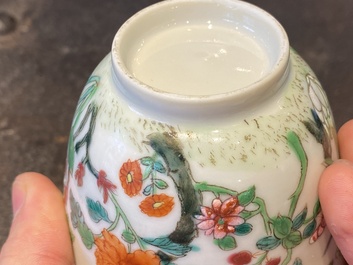 Une paire de tasses &agrave; vin en porcelaine de Chine famille rose, Jiaqing