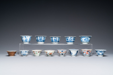 Trente-six soucoupes et trente-deux tasses en porcelaine de Chine, la plupart en bleu et blanc, Kangxi et apr&egrave;s