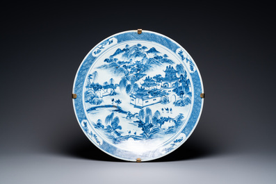 Un grand plat en porcelaine de Chine en bleu et blanc et un bol &agrave; d&eacute;cor floral, 19&egrave;me