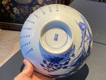 Een Chinese 'Bleu de Hue' kom voor de Vietnamese markt met het Hai Van gebergte, Thanh Ngoan merk voor Nguyen Phuc Chu, Kangxi